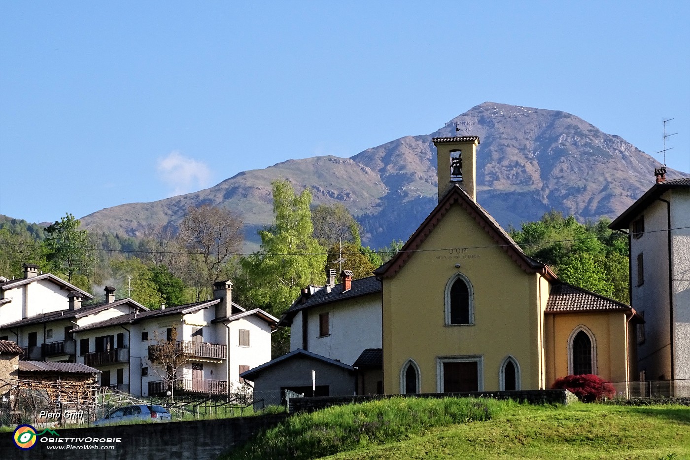 10 Chiesetta di Reggetto di Vedeseta, punto di partenza della salita al Corno Zuccone.JPG